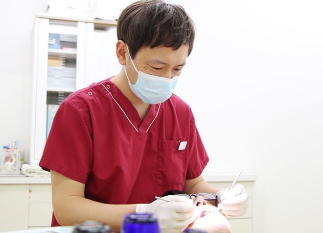 聖和歯科クリニック 昭島市 治療を行う歯科医師の写真