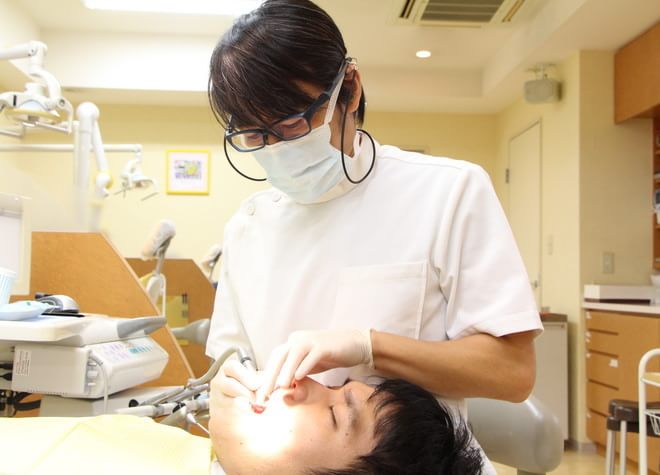 君嶋歯科医院 稲城市 治療を行う歯科医師の写真