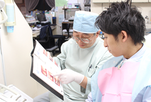 小池歯科医院 小平市 根幹治療を説明している風景の写真