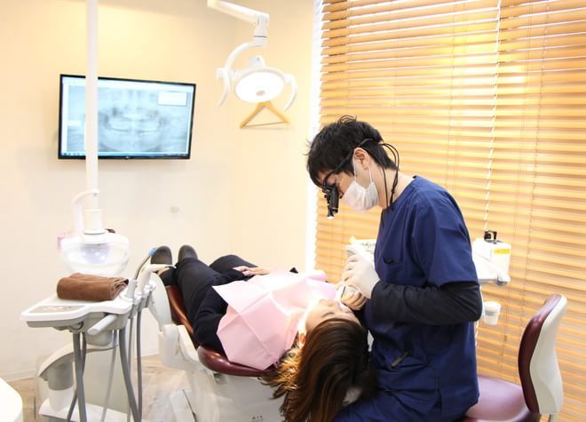 ファースト歯科・矢野口駅前クリニック 稲城市 治療を行う歯科医師の写真