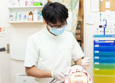 羽衣歯科クリニック 立川市 治療を行う歯科医師の写真
