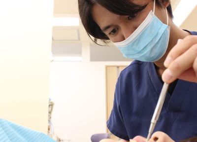 グリーンデンタルクリニック多磨霊園 治療を行う歯科医師の写真