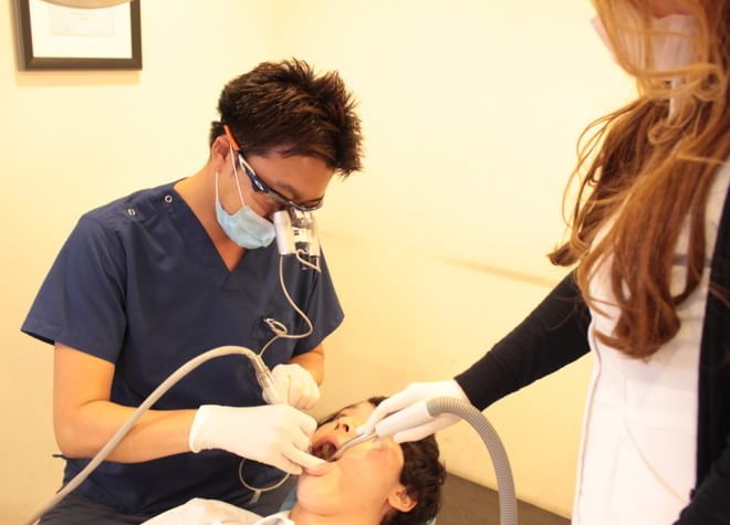 錦糸町スマイル歯科クリニック 治療を行う歯科医師の写真