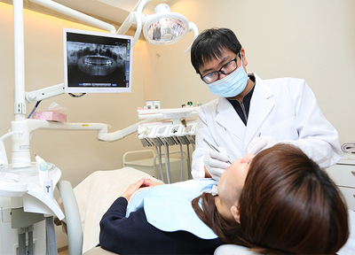 小竹歯科クリニック 武蔵野市 治療を行う歯科医師の写真