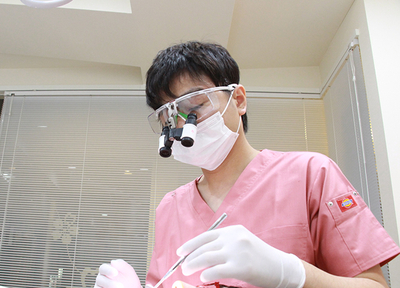 成城さくら歯科 治療を行う歯科医師の写真